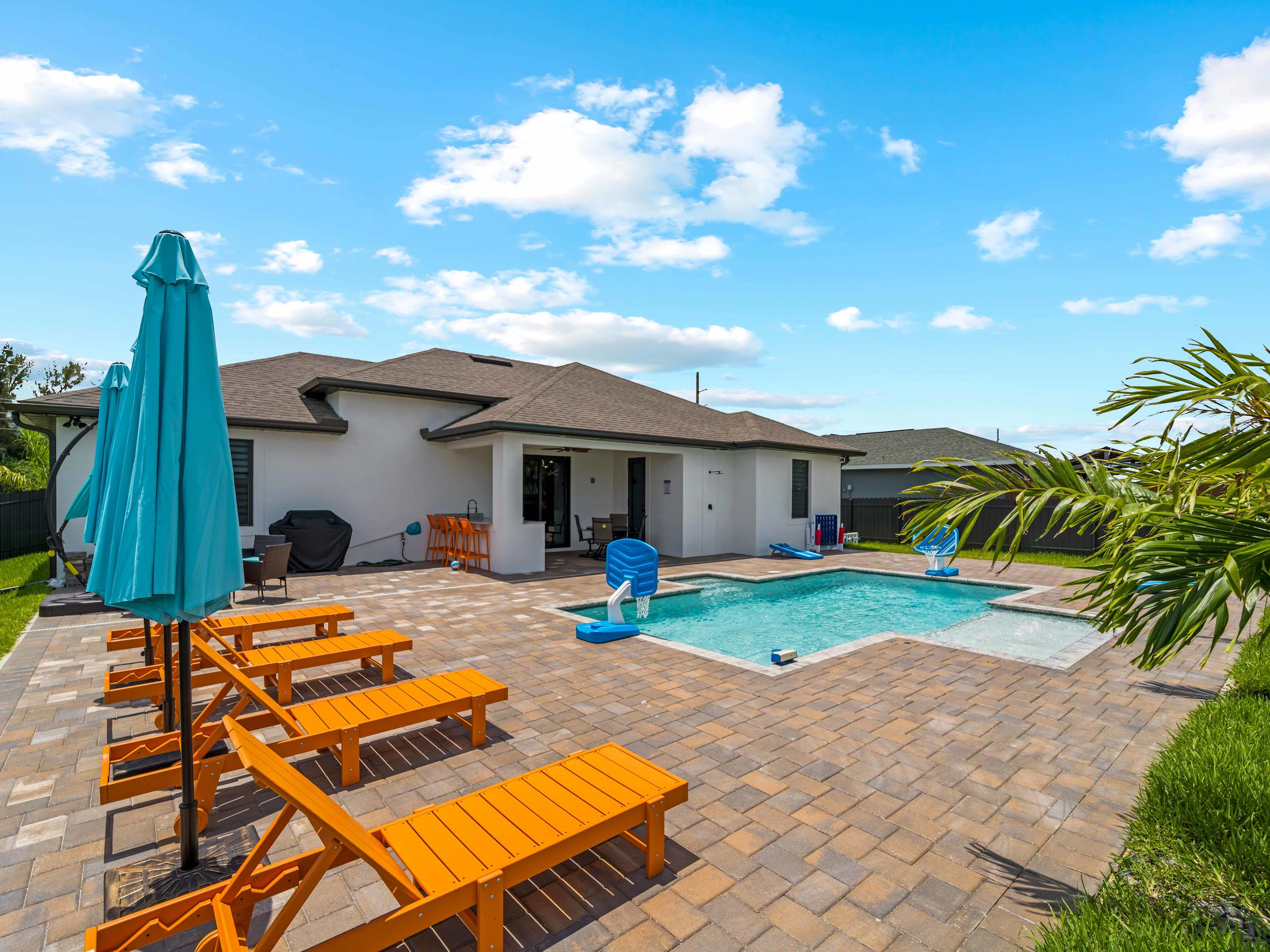 Contemporary Gem- Heated Pool, Game Room, BBQ